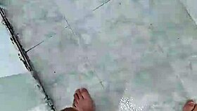 Twink čůrá ve sprše, tak exotický!