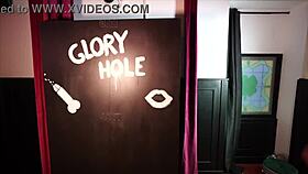 Rubia cachonda en el glory hole
