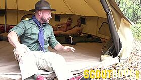 Fantje, ti mladi 18+ twinki so jih ujeli starejši tip in potem popolnoma najebal!