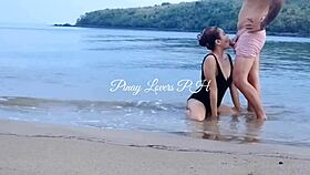 Amateur-Öffentlicher Strandsex mit intensivem Reiten. Asiatisches Paar genießt Outdoor-Cowgirl-Spaß.