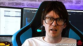 Nerd geek si fa succhiare il cazzo grande dalla bellezza italiana Valentina Bianco