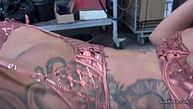 在粗暴肛交Kimberly X时吐口水并在她身上猛射