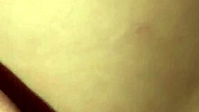 Delícia de loirinha se masturbando e transando com o marido em sessão caseira completa.