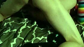 שני טווינקס חמודים נהנים מזיון אנאלי חשוף