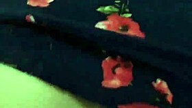 Con la vecina en rico vestido de flores