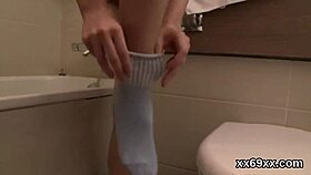 מאהב עוזר בבדיקת קרום בתולים ומזיין בתולה נימפו בשלישייה פרועה. לא מאמין שזה קרה! 😲