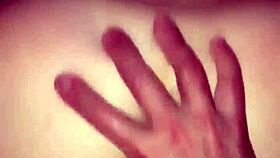 Delícia de loirinha se masturbando e transando com o marido em sessão caseira completa.