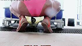 Staci předvádí růžové kalhotky v mokré a divoké fetish show