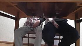 Hiipimme koskettelemme toisiaan pöydän alla englannin tunnilla