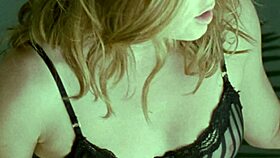 Zachycená průhledná podprsenka Amy Adams z filmu The Fighter.