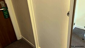 Belle-mère, pourquoi on partage le lit dans cette chambre d'hôtel ?