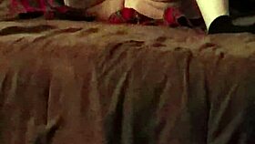 زوجة تصل إلى النشوة بمؤرج 10 إنش في مشهد فويور منزلي