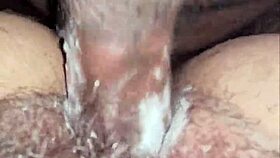 精液浸湿我的内裤，在快速凌乱的时刻。迫不及待想给你看！