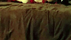 Esposa tiene orgasmos con vibrador de 10 pulgadas en escena voyeur casera.