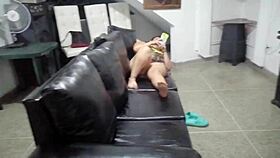 mi hermanastro llega cansado de jugar futbol y lo consiento para que se le quite el cansancio