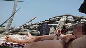 הצגת כוס בחוף ציבורי מובילה לריסוס וזריקה עם אורגזמה עזה.