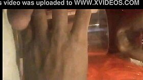 Dos videos en uno bebiendo orina