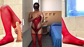 Perrita rica muestra su puter�a in stockings and bdsm