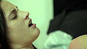 Coppia lesbica fica pelosa si tuffa nell'azione fica bagnata. Il loro leccare fica diventa bollente veloce!