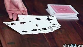 Britanski CFNM fetiš grupa uživa u divljem pušenju.