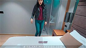 Tag 8: Stiefsohn nimmt Stiefmutter in der Sauna. Öffentlicher Creampie schockt bei unerwartetem Spa-Treffen.