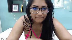 Amateur Twerks Her Fat Ass And Claps Big Booty!