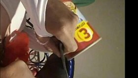 Dos videos en uno bebiendo orina