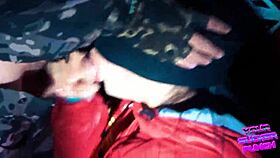 Grænsevagt fanger en luder og får hende til at sutte pik med ansigtsfucking!