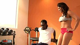 Milf Busty Dikongkek Oleh Coach Hitam dengan Kote Monster Besar Deepthroat