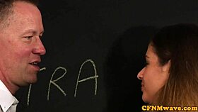 Femdom CFNM masturbando o pau do professor em filme britânico completo.