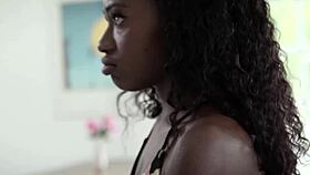 Bu fantazide iyi kız Noemie Bilas canavar yarrakla anal deniyor