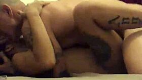 آسيوية ساخنة 18+ مشوهة تركب الزب بحماس في البيت