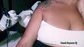 crazy sapeca gets tattoo without panties, showing all