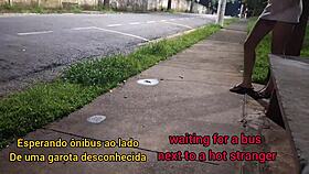 Punheta Arriscada No Ponto De Ônibus Ao Lado De Uma Desconhecida Linda E