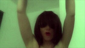 Na párty se zblázním, nahá tančím a jezdím cowgirl na sexy čuráku