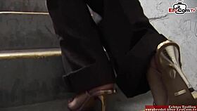 Hezká blondýnka miluje dvojité výstřiky na prsa