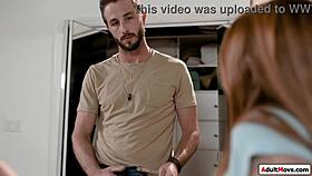 Gutt ser på stedbrors petite 18+ kone som onanerer med deepthroat og ball-licking action.