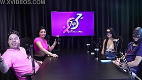 2人のいたずらベイブが裸になっておっぱいとジューシーなマンコを見せる！ 😍