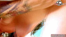 une mère amateur française essaie de faire l'amour sur la plage avec une courte anale