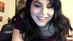 Rakastan katella tätä pulskaa transnaista nykkimässä kyrpäänsä. Hän vaan rentoutuu webcamilla näyttäen niin kuuma.