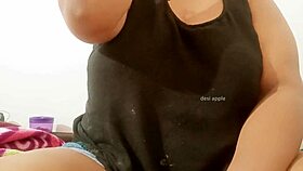 sri lankan lady showing natural boobs