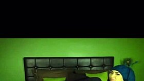 Sexig arab hijabi skakar sin stora röv med förföriska twerkmoves i tajt outfit