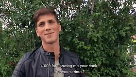 Σέξι twink βογκάει δυνατά χτυπώντας σκληρά δημόσια για λεφτά?