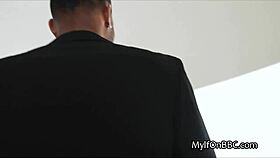 سكرتيرة بلوند تشتهي زب رئيسها الأسود لإنقاذ وظيفتها