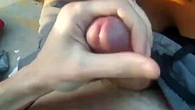 La Mama turns into a wild zorra at the park near the garage