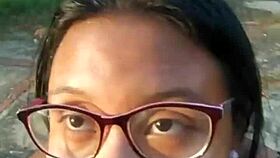 La Mama turns into a wild zorra at the park near the garage