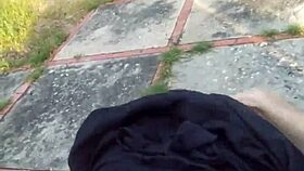 La Mama turns into a wild zorra at the park near the garage