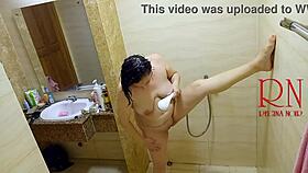 淋浴偷窥抓到裸体瑞吉娜诺瓦涂油揉身。哇，好热场景！😲