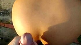 La Mama turns into a wild zorra at the park near the garage