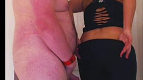 Dopo palestra, Sophie James si fa una scopata veloce con sborra sulle tette